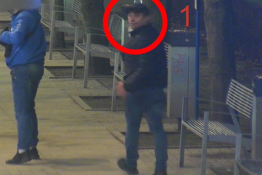 Kamery monitoringu zarejestrowały wizerunek pięciu napastników /Policja