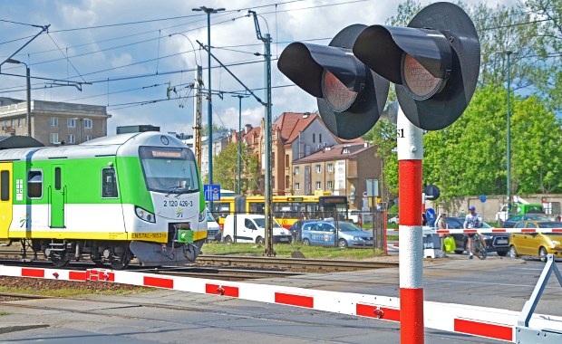 Kamery na przejazdach kolejowych. Nagrają tych, którzy omijają szlaban 