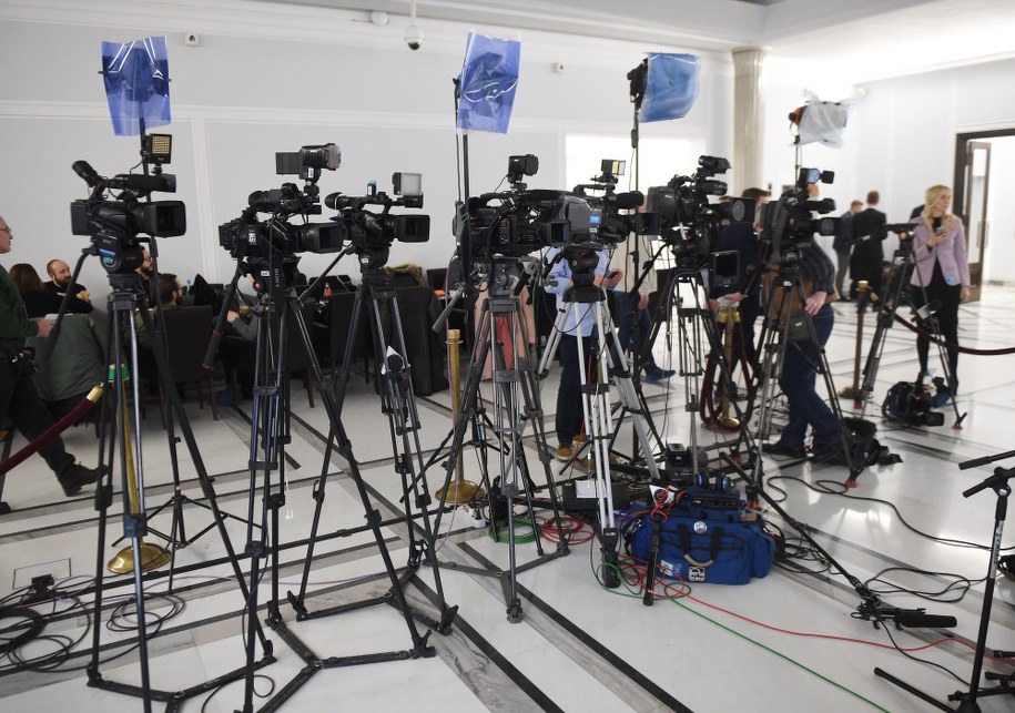 Kamery na sejmowym korytarzu /PAP/Radek Pietruszka    /PAP