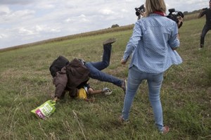Kamerzystka kopała uciekających migrantów. Została zwolniona