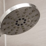 Kamień na słuchawce prysznicowej to już przeszłość. Usuniesz go produktem za grosze 