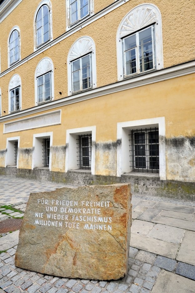 Kamień przed byłym domem Hitlera z napisem "Za wolność, demokrację i swobodę. Nigdy więcej faszyzmu. Przypominają o tym miliony ofiar" /Shutterstock