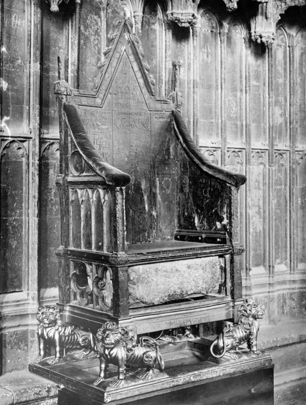 Kamień Przeznaczenia w tronie koronacyjnym angielskich i brytyjskich królów na archiwalnym zdjęciu z 1910 roku / 	PA Wire    /PAP