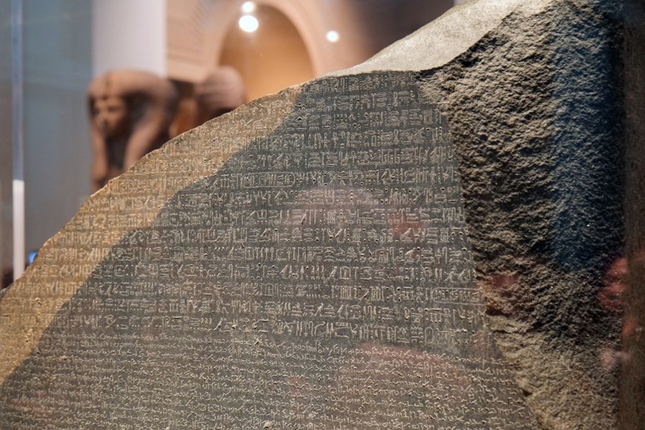 Kamień z Rosetty, zabytek piśmiennictwa staroegipskiego, znajduje się w zbiorach Muzeum Brytyjskiego w Londynie /Shutterstock