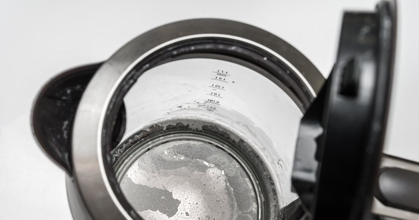 Kamienia w czajniku możesz pozbyć się błyskawicznie za pomocą cytryny i sody. /123RF/PICSEL