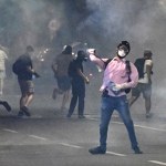 Kamienie i gaz łzawiący. Nocne starcia w Serbii