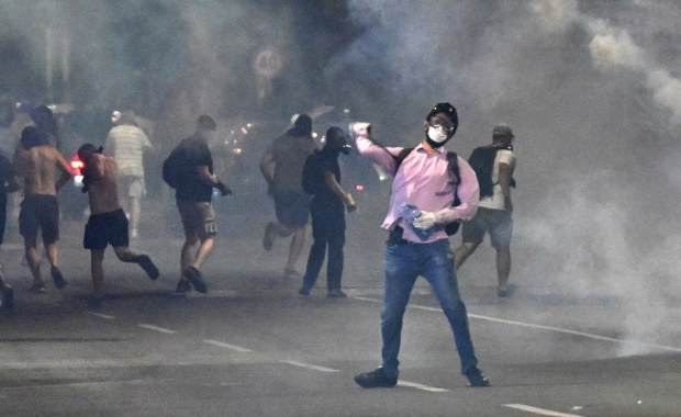 Kamienie i gaz łzawiący. Nocne starcia w Serbii