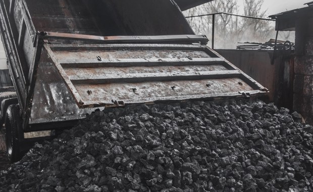 ​Kamienie i gruz zamiast węgla. Deszcz zmył czarną farbę