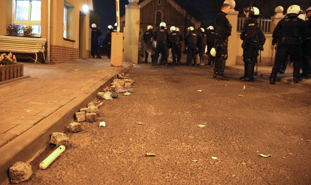 Kamienie, którymi obrzucono policję, przed szpitalem w Knurowie /Andrzej Grygiel /PAP
