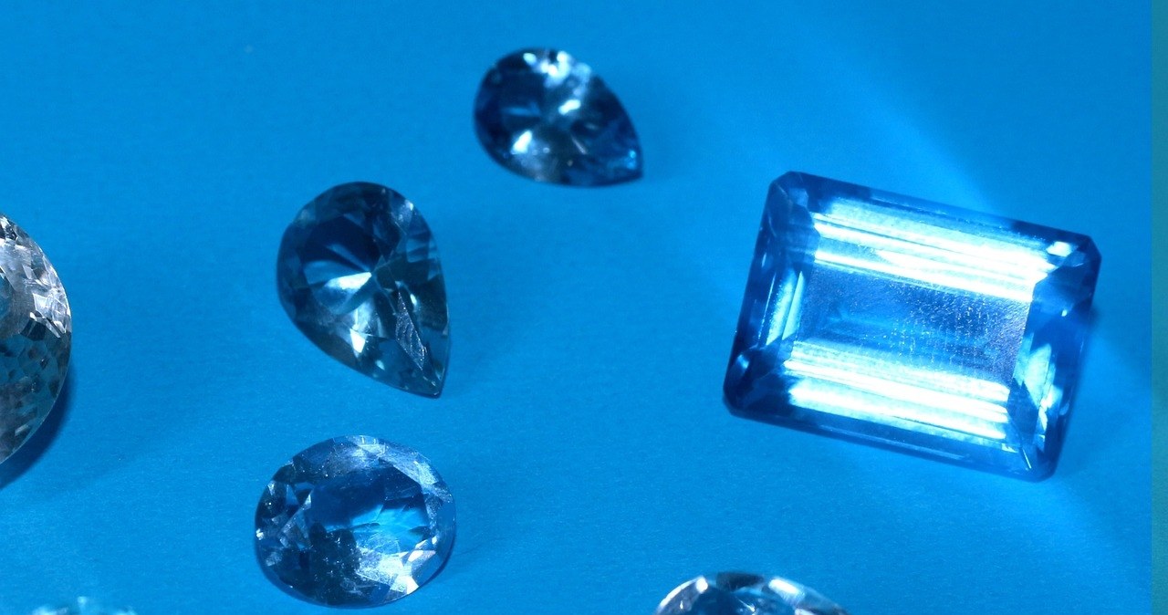 Kamienie szlachetne wykorzystywane w pierścionkach - diamenty, szafiry, szmaragdy /materiały promocyjne