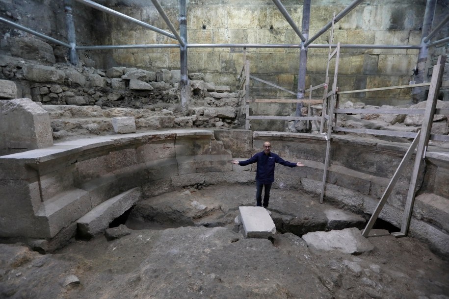 Kamienną budowlę odkryto podczas wykopalisk prowadzonych poniżej korytarza przy Zachodnim Murze /ABIR SULTAN /PAP/EPA