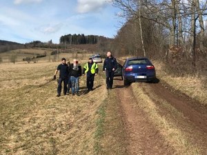 Kamienna Góra: Kierowca uciekał przed policją, pasażer wyrzucał kolce do przebijania opon