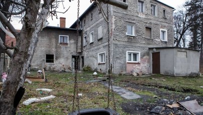 Kamienna Góra: Zarwany sufit. Kamienica była przeznaczona do rozbiórki