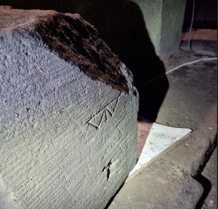 Kamienny blok znaleziony w studni /Grupa Eksploracyjna Miesięcznika Odkrywca (GEMO) /