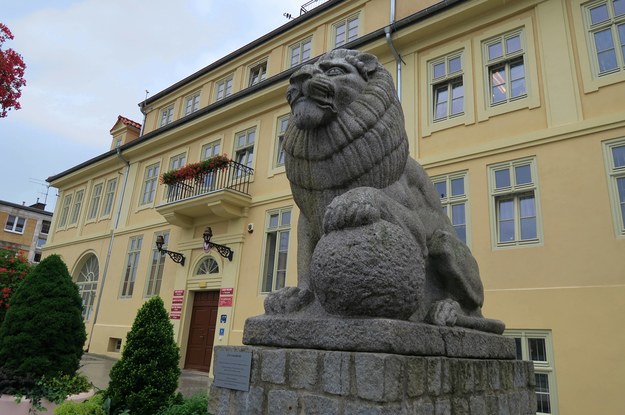 Kamienny posąg lwa przed ratuszem w Olsztynku / 	Tomasz Waszczuk    /PAP