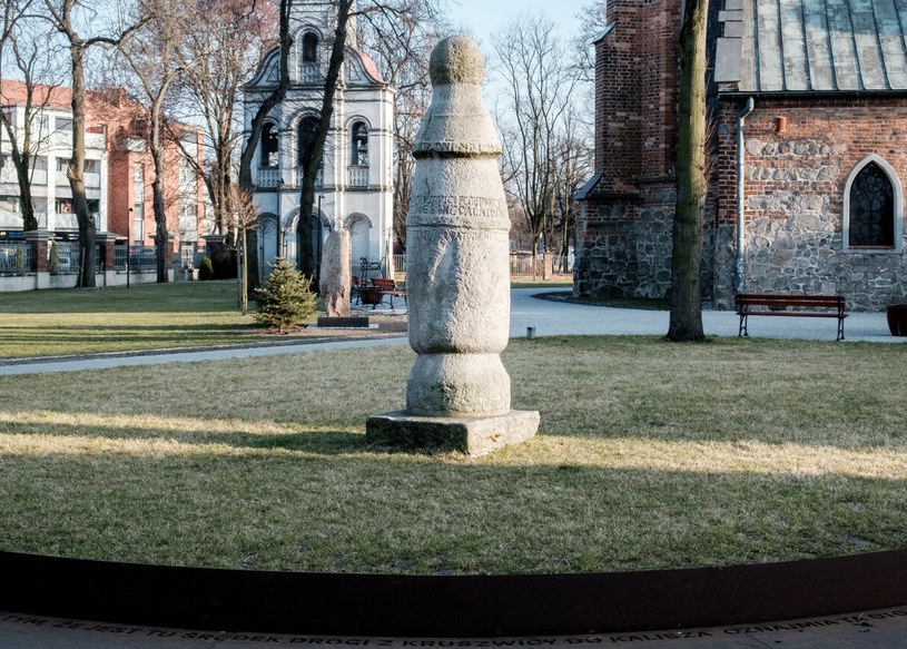 Kamienny słup z 1152 roku to najstarszy znak drogowy w Polsce /Karina Krystosiak /Agencja SE/East News