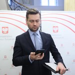 Kamil Bortniczuk równocześnie udzielał wywiadu w telewizji i głosował ws. „lex Kaczyński”
