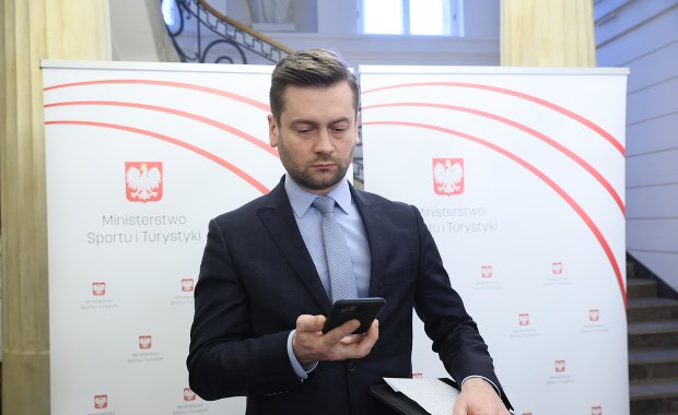 Kamil Bortniczuk równocześnie udzielał wywiadu w telewizji i głosował ws. „lex Kaczyński”