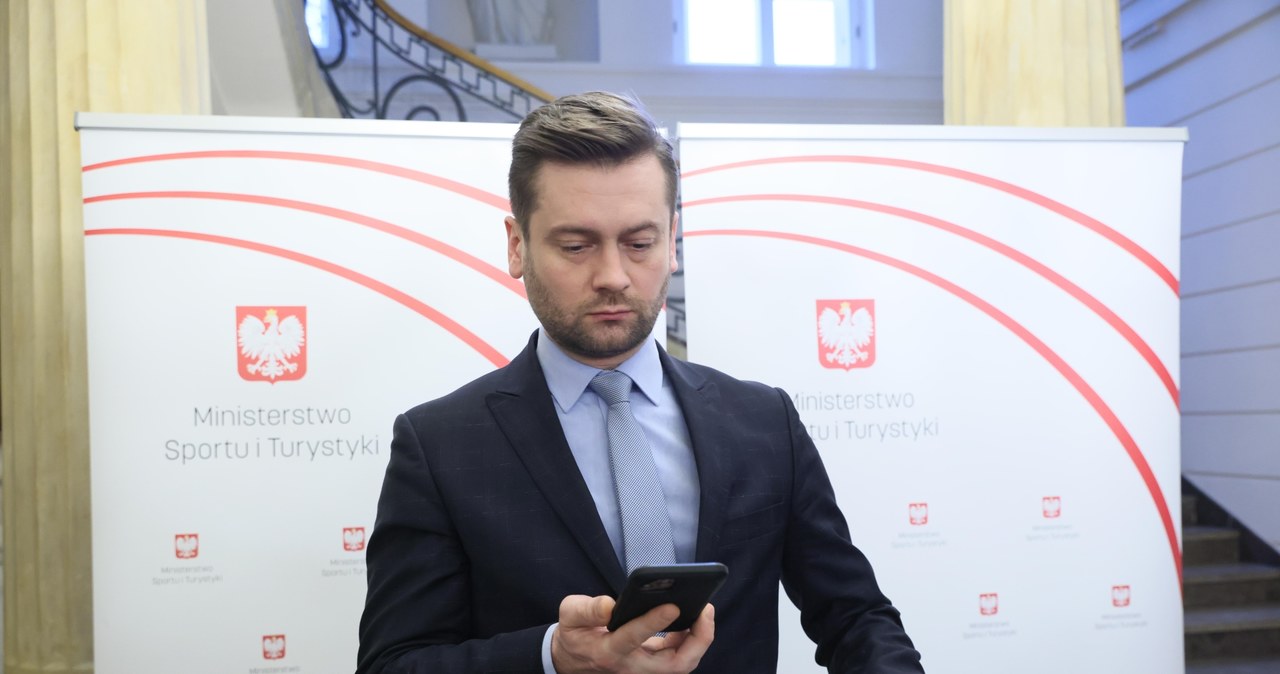 Kamil Bortniczuk równocześnie udzielał wywiadu w telewizji i głosował ws. „lex Kaczyński”