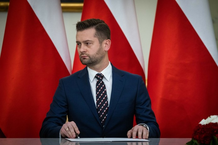 Kamil Bortniczuk zagłosował, choć był w programie na żywo - Wydarzenia w INTERIA.PL