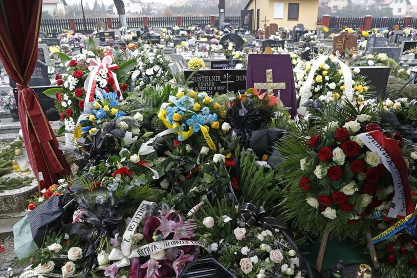 Kamil Durczok spoczął w rodzinnym grobie w Katowicach /Tomasz Kawka /East News