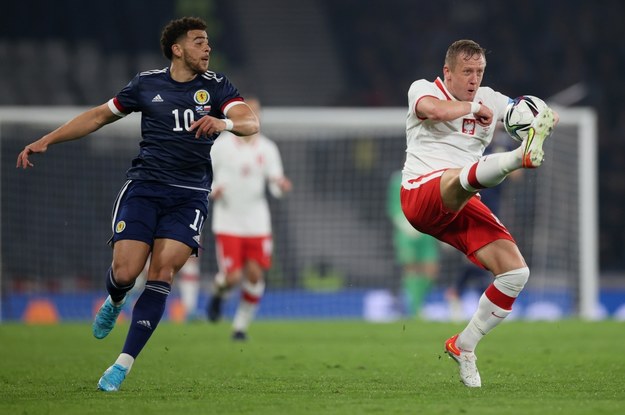 Kamil Glik i Che Adams podczas towarzyskiego meczu piłkarskiego w Glasgow / 	Leszek Szymański    /PAP