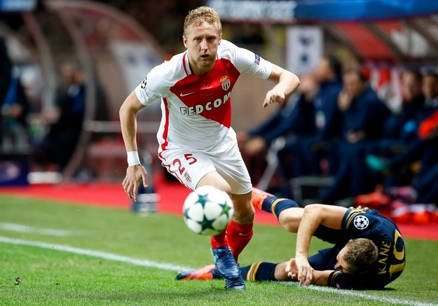 Kamil Glik kontra Harry Kane w meczu AS Monaco z Tottenhamem w fazie grupowej Ligi Mistrzów, listopad 2016 /SEBASTIEN NOGIER  /PAP/EPA