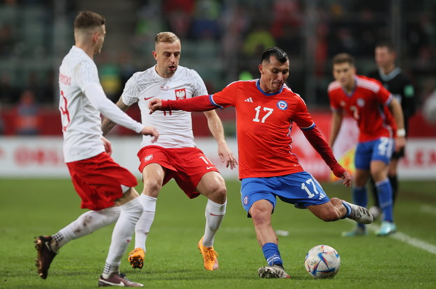 Kamil Grosicki (C) i Gary Medel (P) / 	Leszek Szymański    /PAP