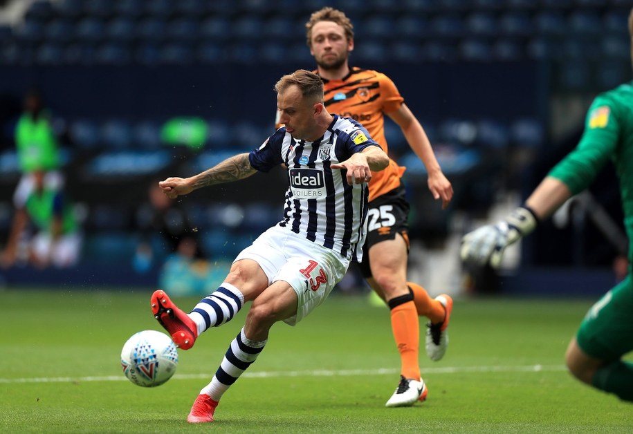 Kamil Grosicki strzela gola w meczu West Bromwich Albion z Hull City, 5 lipca 2020 /MIke Egerton   /PAP/PA