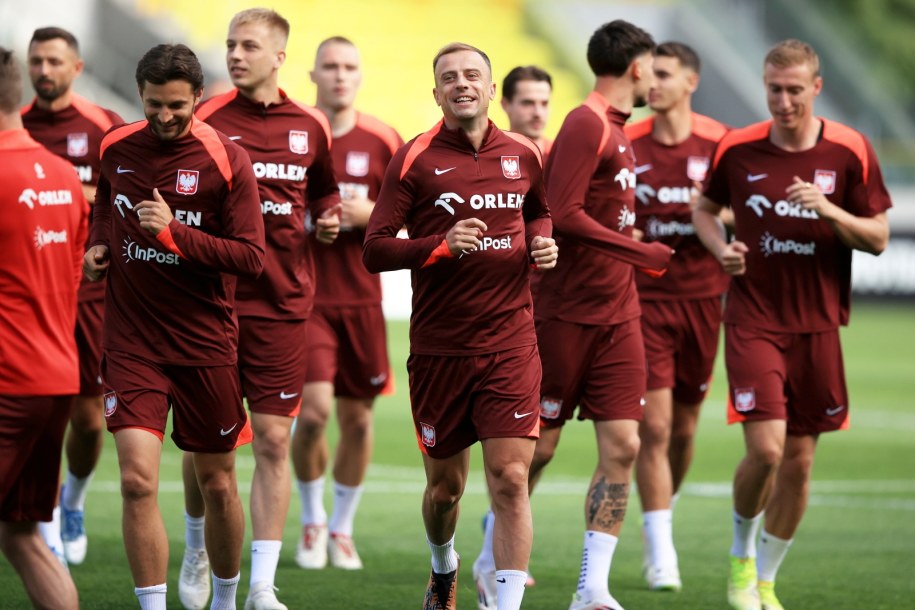 Kamil Grosicki (w środku) na treningu reprezentacji Polski /Jarek Praszkiewicz /PAP