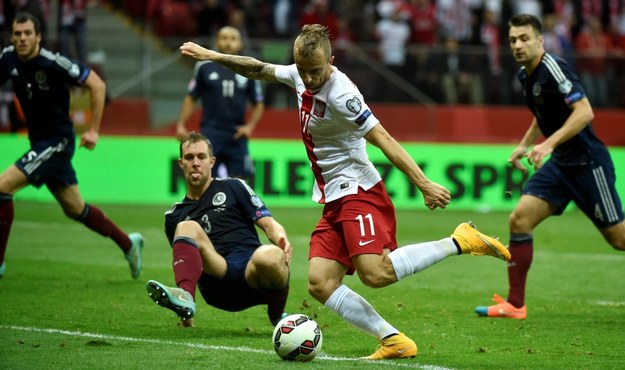 Kamil Grosicki walczy o piłkę ze Stevenem Whittakerem /Bartłomiej Zborowski /PAP