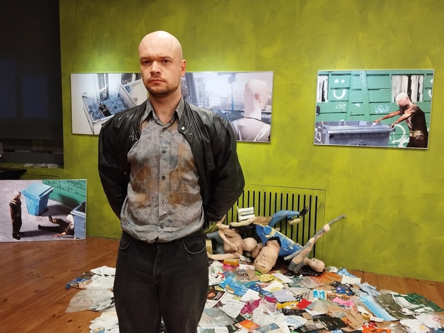 Kamil Janczewski postanowił pokazać na wystawie swoją poprzednią pracę w charakterze ładowacza śmieci /Dominik Smaga /RMF24