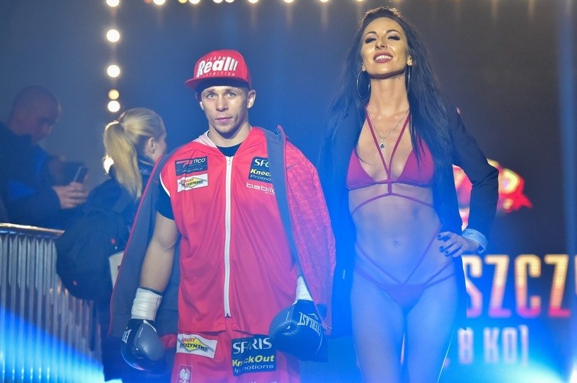 Kamil Łaszczyk w towarzystwie "ring girl" /fot. Paweł Polecki/Reporter /East News