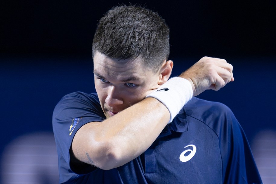 Kamil Majchrzak przegrał z Benem Sheltonem po tie-breaku w 3. secie. /PAP/EPA/GEORGIOS KEFALAS /PAP/EPA