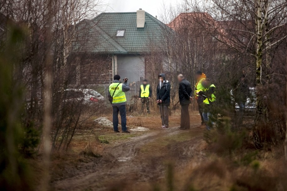 Kamil N. (C) podczas wizji lokalnej na miejscu zabójstwa swoich rodziców, 15 bm. w Rakowiskach koło Białej Podlaskiej /Wojciech Pacewicz /PAP