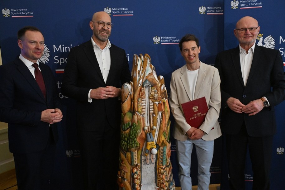 Kamil Stoch (2P), minister sportu i turystyki Jakub Rutnicki (2L), wiceminister Piotr Borys (L) i podsekretarz stanu w MSiT Ireneusz Nalazek (P) /Piotr Nowak /PAP