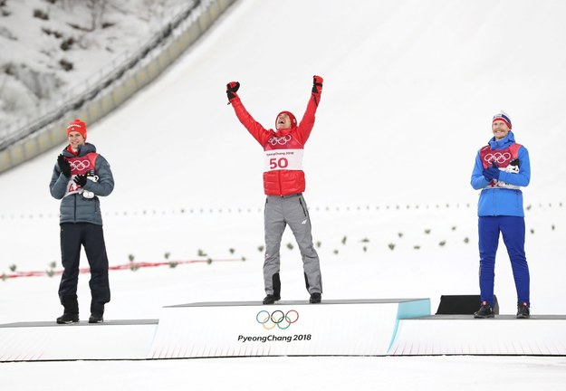 Kamil Stoch (C) na podium po konkursie skoków narciarskich na dużej skoczni /PAP/Grzegorz Momot /PAP