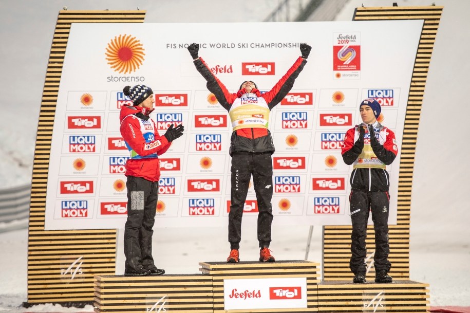 Kamil Stoch, Dawid Kubacki i Stefan Kraft na podium konkursu MŚ na skoczni normalnej w austriackim Seefeld /CHRISTIAN BRUNA /PAP/EPA