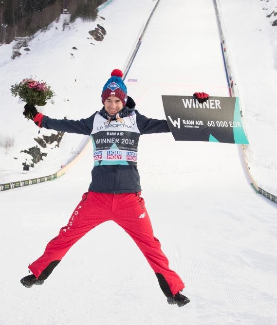 Kamil Stoch, który w niedzielę zapewnił sobie triumf w Pucharze Świata w skokach, otwiera też listę płac Międzynarodowej Federacji Narciarskiej /Terje Bendiksby /PAP/EPA