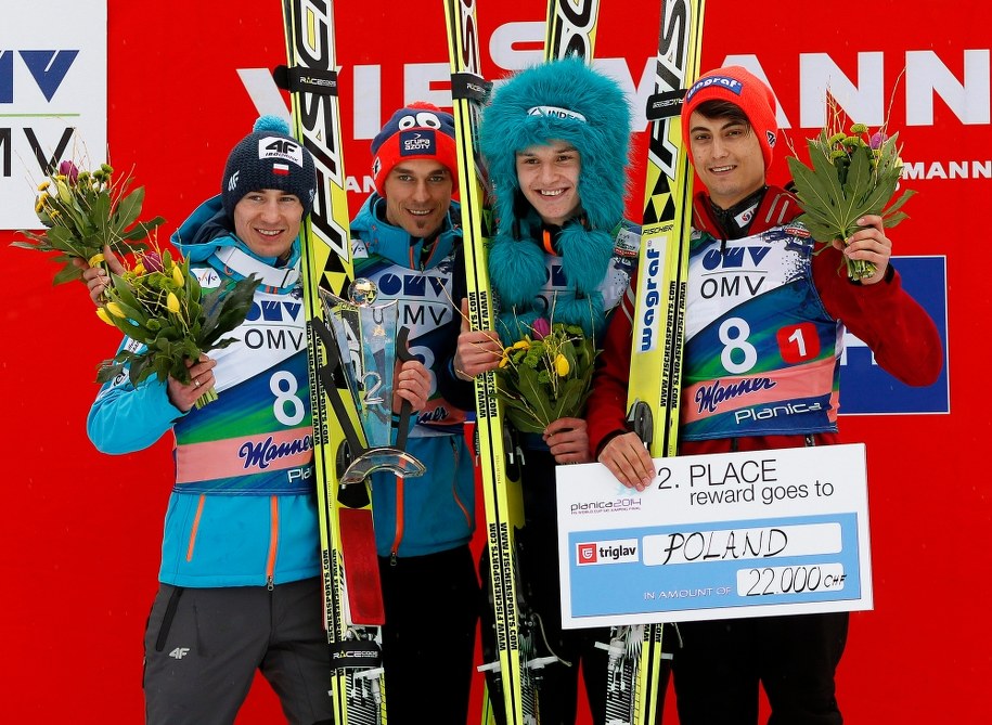 Kamil Stoch, Piotr Żyła, Klemens Murańka i Maciej Kot na podium /ANTONIO BAT /PAP/EPA