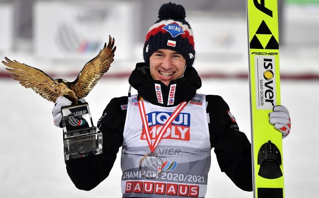 Kamil Stoch po raz trzeci zwyciężył w Turnieju Czterech Skoczni /LUKAS BARTH-TUTTAS /PAP/EPA