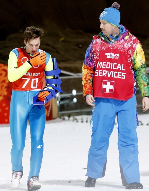 Kamil Stoch po upadku z ręką na temblaku /PAP/Grzegorz Momot /PAP