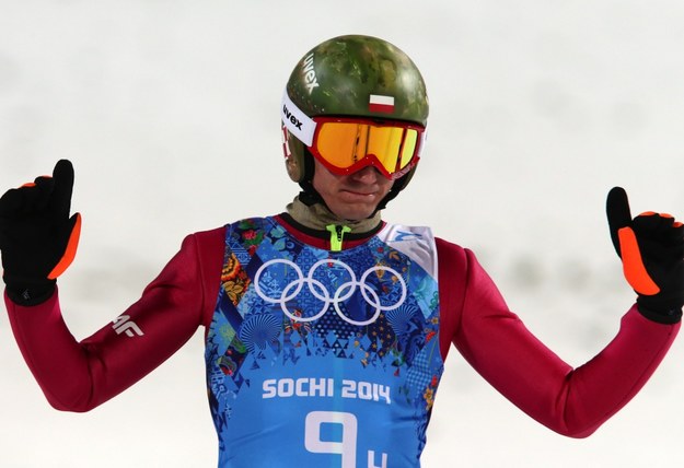 Kamil Stoch podczas konkursu drużynowego na dużej skoczni w Soczi /Grzegorz Momot /PAP