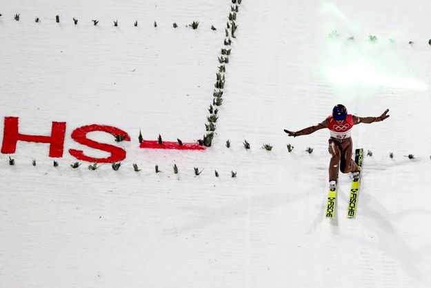 Kamil Stoch podczas kwalifikacji do indywidualnego konkursu skoków narciarskich /Grzegorz Momot /PAP