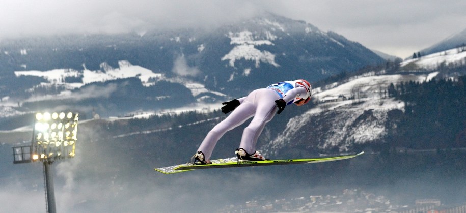 Kamil Stoch podczas sobotnich kwalifikacji do konkursu w Bischofshofen /Barbara Gindl /PAP/EPA