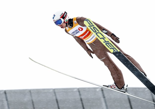 Kamil Stoch podczas zawodów Pucharu Świata na skoczni Holmenkollen w Oslo w marcu 2018 /Terje Bendiksby /PAP/EPA