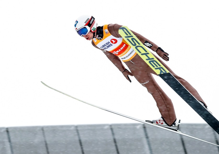 Kamil Stoch podczas zawodów Pucharu Świata na skoczni Holmenkollen w Oslo w marcu 2018 /Terje Bendiksby /PAP/EPA