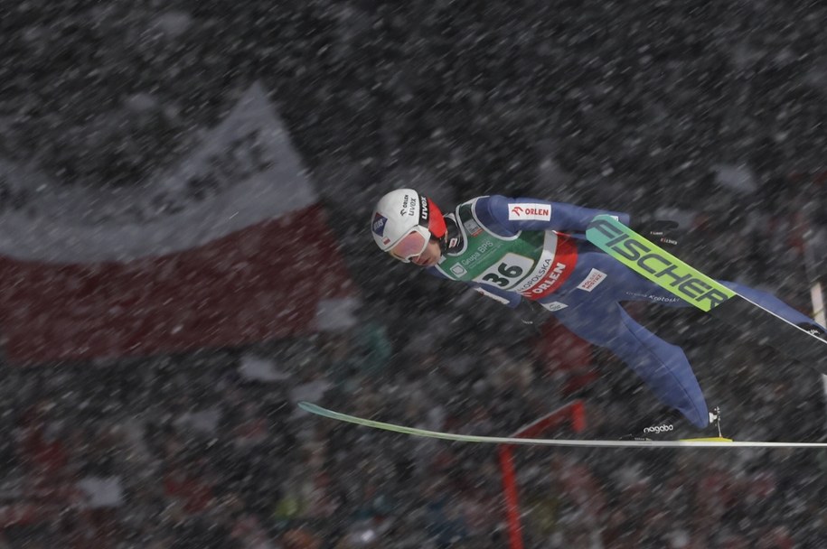 Kamil Stoch podczas zawodów Pucharu Świata w skokach narciarskich w Zakopanem. / 	Grzegorz Momot    /PAP