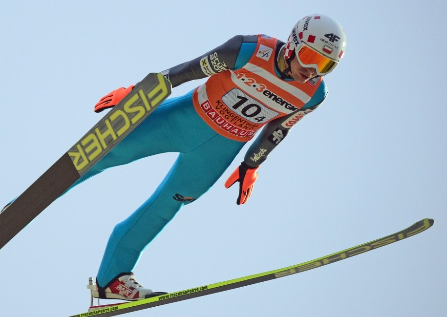 Kamil Stoch podczas zawodów w Klingenthal w zeszłym roku /Hendrik Schmidt /PAP/EPA
