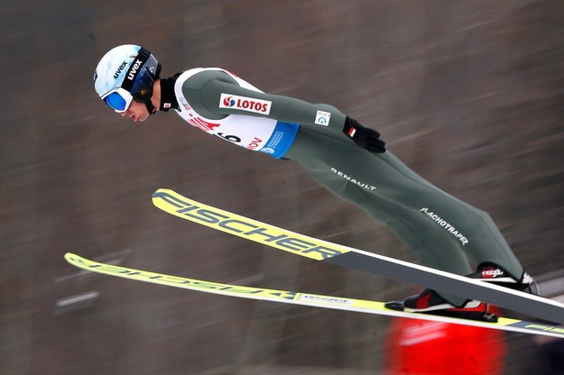 Kamil Stoch podczas zawodów w Rumunii /ROBERT GHEMENT /PAP/EPA